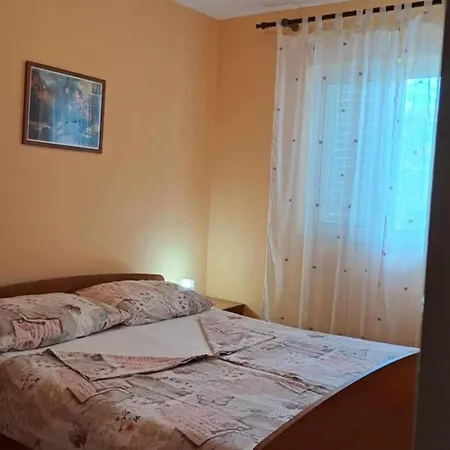 Dana - Two Bedroom 1 Apartment *